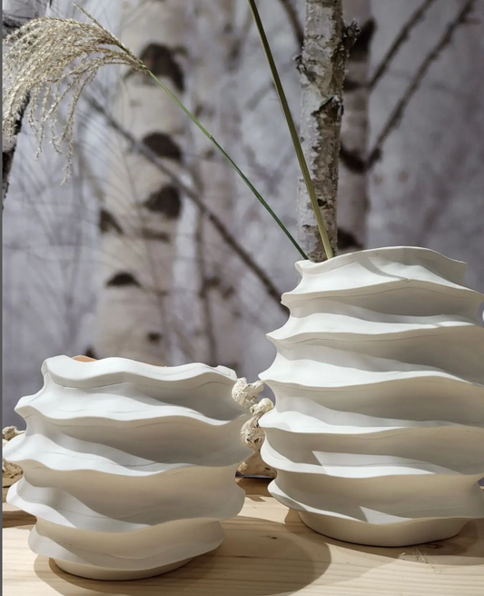 Vase Ylvaya design fait-main en porcelaine de biscuit